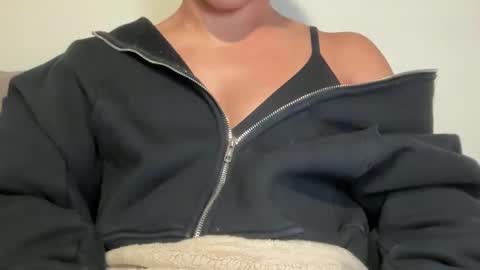 Snapshot of tsj777 chatting on 10.02.25 tsj777 online show from 10.02.25