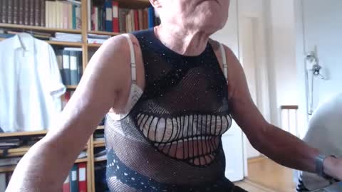 Snapshot of tubaist chatting on 12.04.24 FINN but call me NANNA online show from 12.04.24