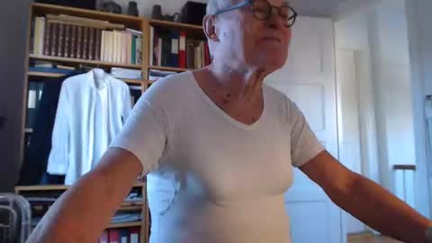 Snapshot of tubaist chatting on 01.15.25 FINN but call me NANNA online show from 01.15.25