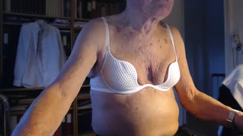 Snapshot of tubaist chatting on 01.27.25 FINN but call me NANNA online show from 01.27.25