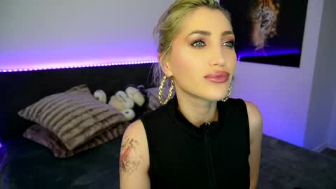 Snapshot of tweety_twist chatting on 02.04.25 MayCarrey online show from 02.04.25