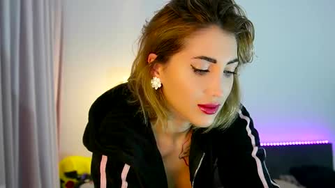 Snapshot of tweety_twist chatting on 10.07.25 MayCarrey online show from 10.07.25