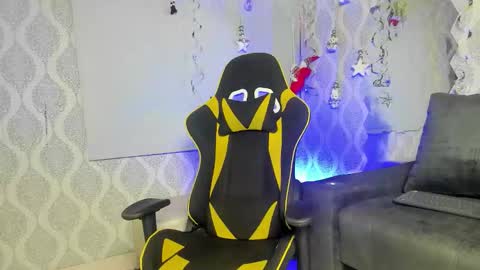 Snapshot of twink_davidx chatting on 12.13.25 Dani online show from 12.13.25