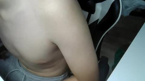 Snapshot of twinkytwink16 chatting on 11.25.25 omo online show from 11.25.25