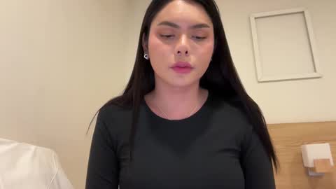 Snapshot of twitter_venusjenner chatting on 02.05.25 REIGNEASIA online show from 02.05.25