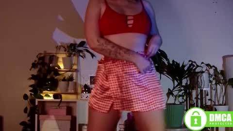 Snapshot of twix_girl chatting on 03.04.25 Stranger online show from 03.04.25