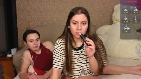 Snapshot of twobabesweet chatting on 10.16.25 Welcome guys We Lili and Vic PVT open online show from 10.16.25