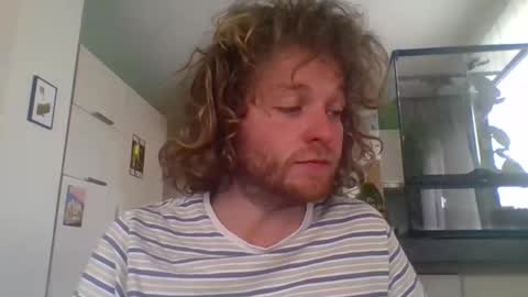 Snapshot of tworoardsdiverge chatting on 06.05.26 tworoardsdiverge online show from 06.05.26