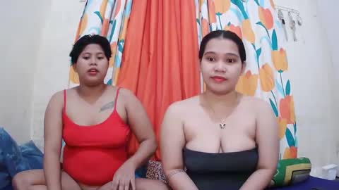 Snapshot of twowetcuties chatting on 02.11.25 Lyn and lea online show from 02.11.25