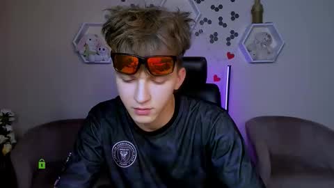 Snapshot of tyler_sparks_ chatting on 09.18.25 tyler_sparks_ online show from 09.18.25