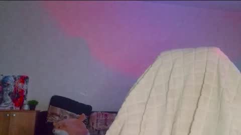 Snapshot of uhm_vickie chatting on 12.19.25 Vickie online show from 12.19.25