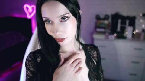 Izzy    online show from 12.07.24