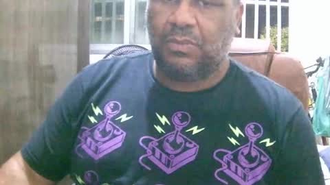 Snapshot of ulmo_br chatting on 10.27.25 ulmo_br online show from 10.27.25