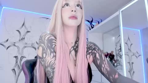 Snapshot of unachimbaherida chatting on 02.19.25 Elle Danielle  online show from 02.19.25