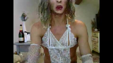 Snapshot of unadiosa chatting on 09.19.25 unadiosa online show from 09.19.25