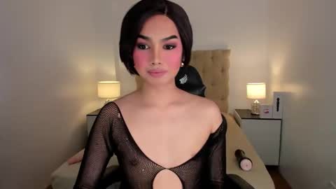 Snapshot of underrated_trans chatting on 11.16.25 Lily online show from 11.16.25