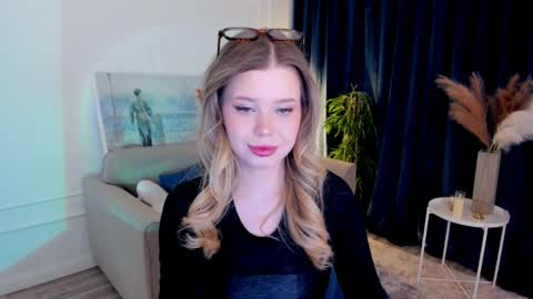Snapshot of unforgettablalice chatting on 04.06.26 Alice online show from 04.06.26