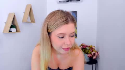 Snapshot of unforgettablalice chatting on 05.16.26 Alice online show from 05.16.26