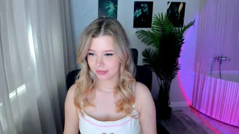 Snapshot of unforgettablalice chatting on 05.25.26 Alice online show from 05.25.26
