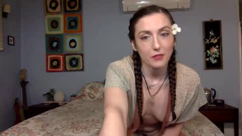 Lola Moonstone online show from 11.08.25