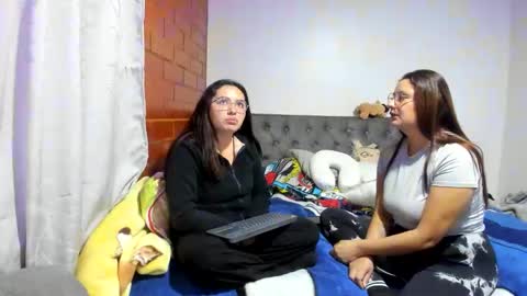 Snapshot of until_wet chatting on 12.18.25 Kary and jhoa online show from 12.18.25