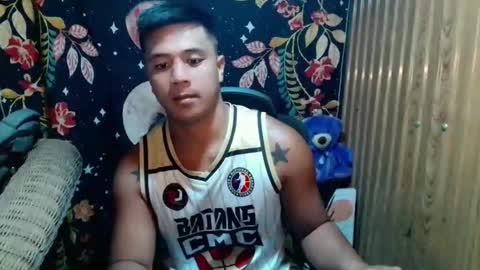Snapshot of ur_pinoydave chatting on 12.15.25 Dave online show from 12.15.25