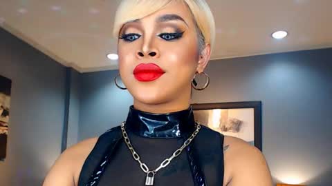 UrMajestyTyra online show from 01.05.25