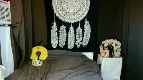 Snapshot of urthai_hotfilipinax chatting on 12.17.24 angel online show from 12.17.24