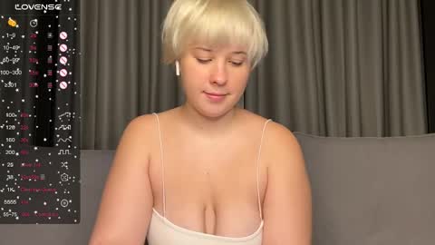 Snapshot of vaeeeliixx chatting on 05.31.26 eva online show from 05.31.26