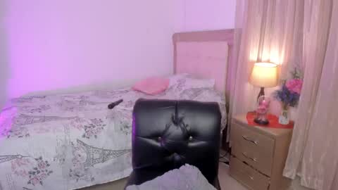 Snapshot of vale_kross chatting on 03.07.25 HI IM NEW online show from 03.07.25