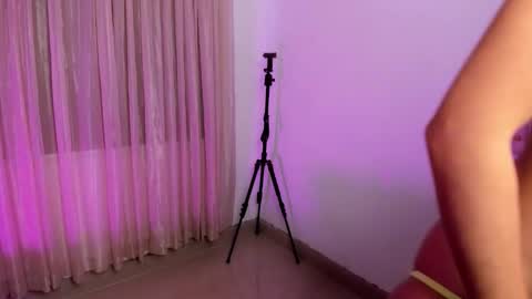 Snapshot of vale_kross chatting on 12.05.25 HI IM NEW online show from 12.05.25