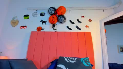 Snapshot of valen_rose0 chatting on 10.31.25 VALENTINA 3 online show from 10.31.25