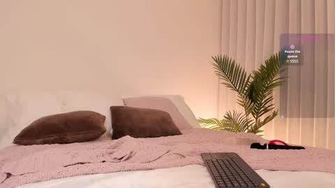 VALENTINA  online show from 11.28.25