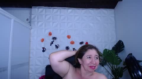 Snapshot of valentina_mature chatting on 10.20.25 Valentina online show from 10.20.25