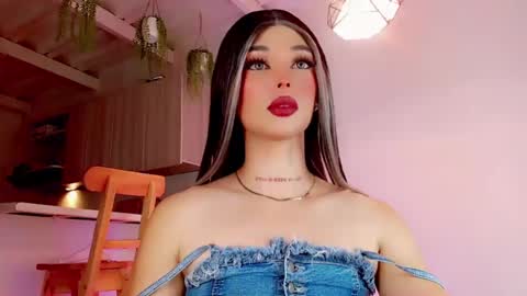 Snapshot of valentinne_marian chatting on 02.08.25 Marian online show from 02.08.25