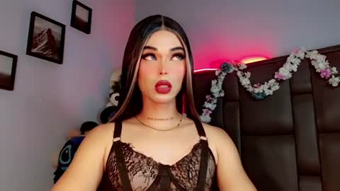 Snapshot of valentinne_marian chatting on 09.30.25 Marian online show from 09.30.25