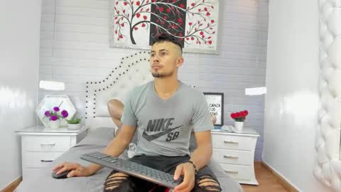 Snapshot of valentinos_ chatting on 11.07.25 Valentinos online show from 11.07.25