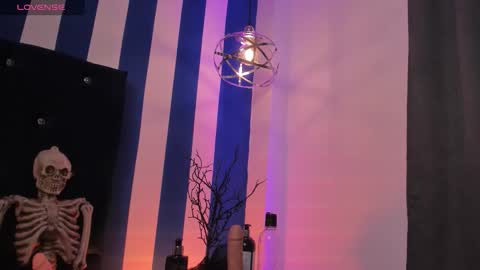 Snapshot of valeria_rouse28 chatting on 10.31.25 valeria_rouse28 online show from 10.31.25