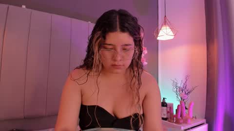 Snapshot of valeria_rouse28 chatting on 11.30.25 valeria_rouse28 online show from 11.30.25