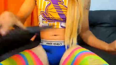 Snapshot of valeriapinkk chatting on 12.23.24 valeriapinkk online show from 12.23.24