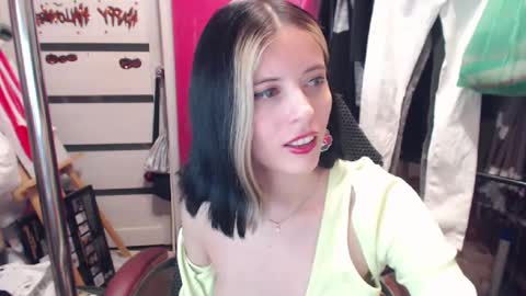 Snapshot of valeriaxkiss chatting on 12.17.24 ValeriaXKiss online show from 12.17.24