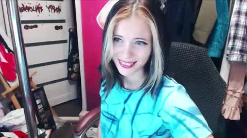 Snapshot of valeriaxkiss chatting on 01.12.25 ValeriaXKiss online show from 01.12.25