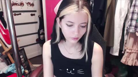 Snapshot of valeriaxkiss chatting on 02.14.25 ValeriaXKiss online show from 02.14.25