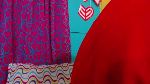 Snapshot of valerie_mase chatting on 11.27.25 vale online show from 11.27.25