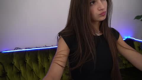 Snapshot of valeryroyale chatting on 12.19.24 Valery online show from 12.19.24
