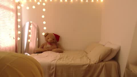 Snapshot of valientegirl_ chatting on 12.22.25 VALIENTE online show from 12.22.25