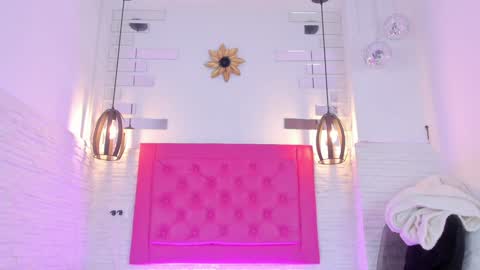 Vallolet Peach  online show from 02.04.25