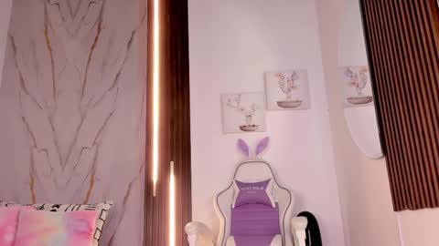 Snapshot of valloletsamar chatting on 11.25.25 Vallolet Peach online show from 11.25.25