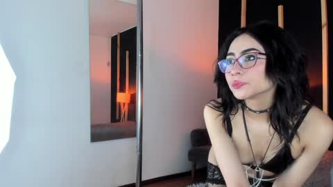Snapshot of vampy_dolll chatting on 12.21.24 vampy_dolll online show from 12.21.24