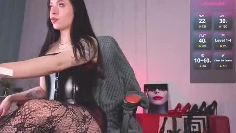 Snapshot of vanessa_ives chatting on 09.28.25 Vanessa online show from 09.28.25